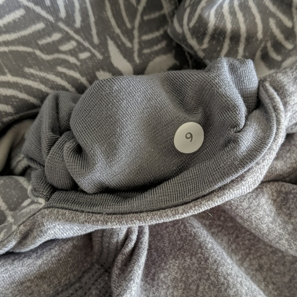 Lululemon Hold Me Close Crop Size 6 Silicone Grip - Picture 6 of 8